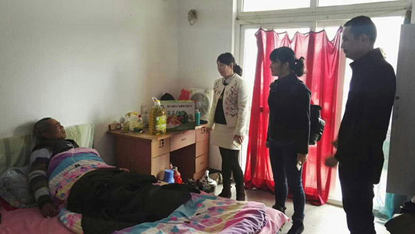 1498100212165334.jpg 201703黨員志愿服務(wù)=慰問社區(qū)困難群眾1.jpg
