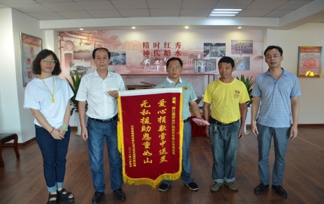 心中的愛(ài)用行動(dòng)表達(dá)，希望的燈有你我點(diǎn)亮