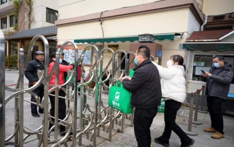 一份情驅散嚴寒，一片心常駐公益